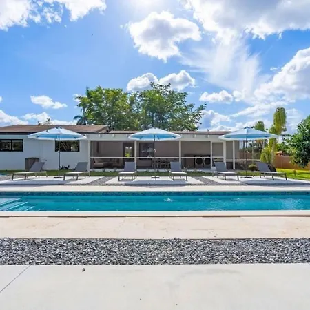 4Br Biscayne River Home- Pool & Pickleball Fun Home